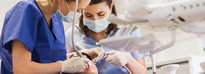 סייעת לרופא שיניים